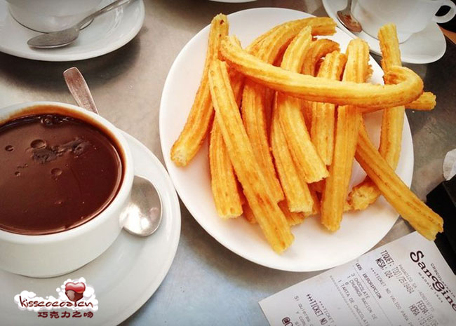 西班牙马德里最古老的巧克力店 SAN GINES Chocolateria 最著名的 Churros Con Chocolate 西班牙热巧克力油条 西班牙马德里最古老的巧克力店 SAN GINES Chocolateria 最著名的 Churros Con Chocolate 西班牙热巧克力油条