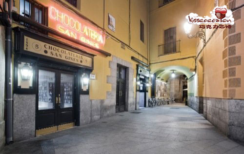 西班牙马德里最古老的巧克力店 SAN GINES Chocolateria 穿过回廊,是圣希内斯巧克力店的另外两个大门 西班牙马德里最古老的巧克力店 SAN GINES Chocolateria 穿过回廊,是圣希内斯巧克力店的另外两个大门
