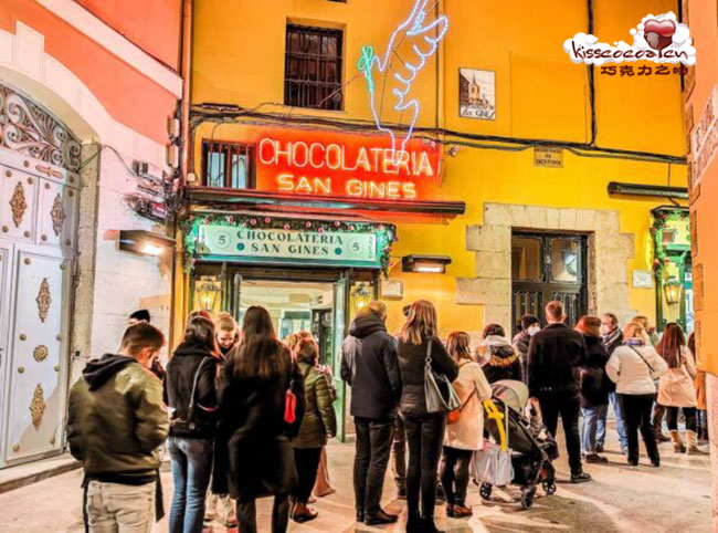 西班牙马德里最古老的巧克力店 SAN GINES Chocolateria 的夜色 西班牙马德里最古老的巧克力店 SAN GINES Chocolateria 的夜色