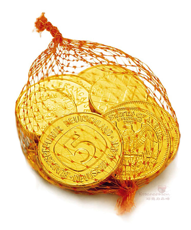 金币巧克力装入钱袋的小网袋中