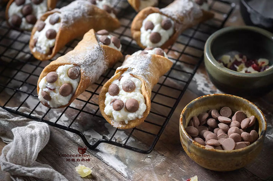 Sicilian cannoli 西西里卡诺里,西西里奶油甜馅煎饼卷的制作