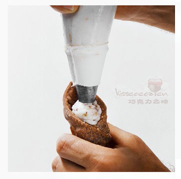 Sicilian cannoli 西西里卡诺里,西西里奶油甜馅煎饼卷灌入的内馅是使用新鲜的瑞可塔起司