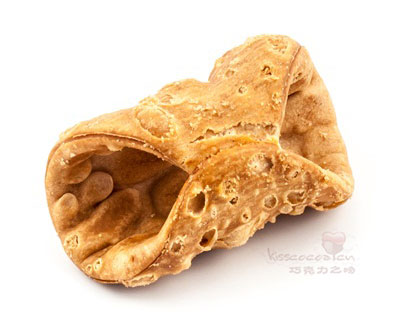Cannolo 卡诺里，Cannoli 是复数形式。意思原为 “小管子”