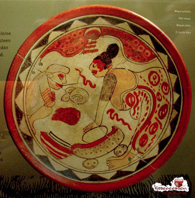 玛雅陶瓷盘，展示了一名女子在研磨可可，布鲁日巧克力故事博物馆收藏