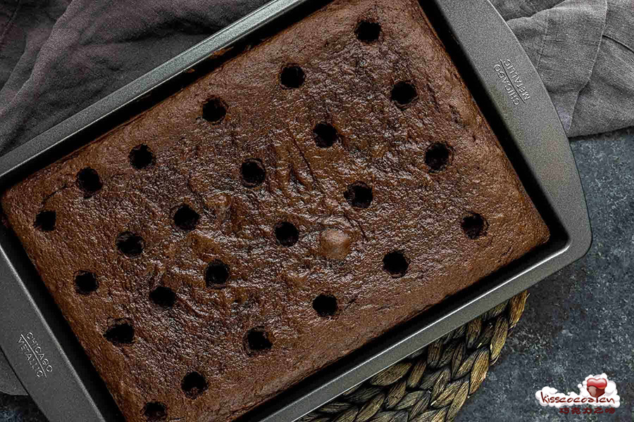 Chocolate Turtle Poke Cake 巧克力海龟蛋糕5